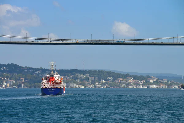 Transport on and under Ataturk Bridge — Stock Photo, Image