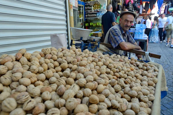 Uomo commercia noci in un mercato — Foto Stock