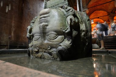 Yerebatan Sarnıcı, Medusa başı