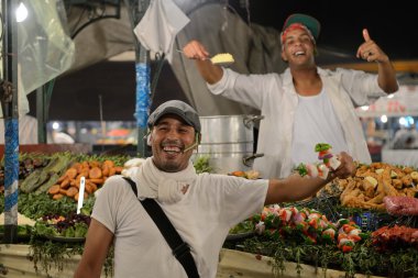 insanlar yiyecek jemaa el fna Meydanı'nda satıyor
