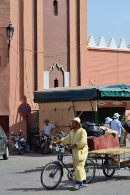 insanlar jemaa el fna Meydanı ziyaret edin.
