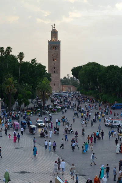 La gente visita la plaza Jemaa el Fna — Foto de Stock