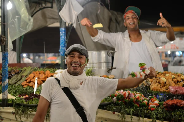 Mensen verkoopt voedsel in jemaa el fna plein — Stockfoto
