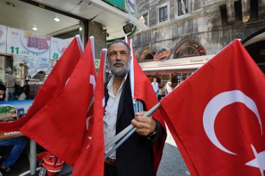 bilinmeyen bir adam Türk Milli bayrakları satıyor