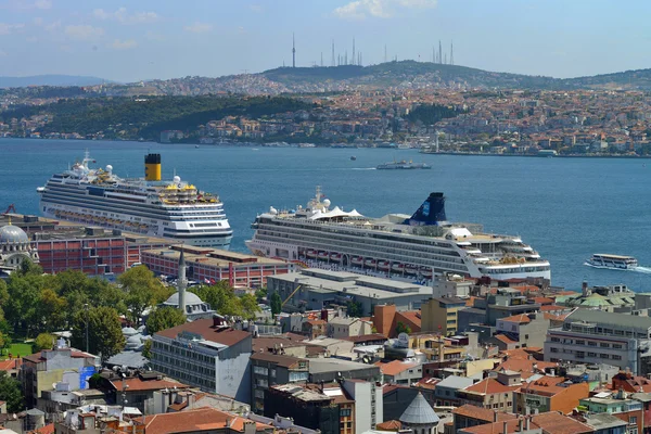 Unknown cruise ships in Istanbul Port — Stock Photo, Image