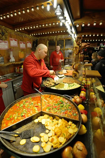 Menschen handeln mit Lebensmitteln, Berlin — Stockfoto