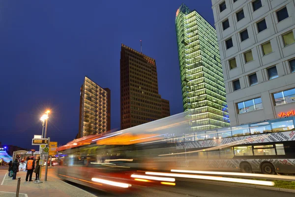 Natt trafikerar i berlin — Stockfoto