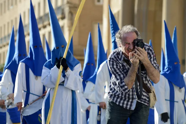 Mensen nemen van foto's in de processie van goede vrijdag — Stockfoto