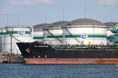 Klaipeda, Litvanya - Ekim 02: Klaipeda Deniz Limanı 'nda tekneler 02 Ekim 2021, Klaipeda, Litvanya. Klaipeda Limanı, Avrupa 'nın kuzeyindeki az sayıdaki buzsuz limandan biridir.