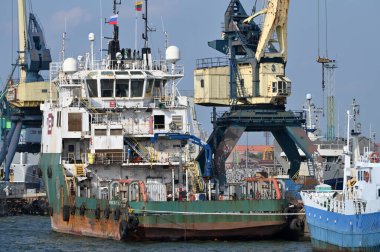 Klaipeda, Litvanya - Ekim 02: Klaipeda, Litvanya 'da 2 Ekim 2021' de Klaipeda Limanı 'nda tekne ve vinçler. Klaipeda Limanı, Avrupa 'nın kuzeyindeki az sayıdaki buzsuz limandan biridir.
