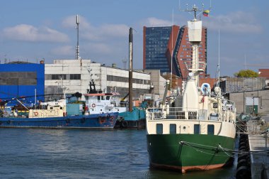Klaipeda, Litvanya - Ekim 02: Klaipeda, Litvanya 'da 2 Ekim 2021' de Klaipeda Limanı 'nda tekne ve vinçler. Klaipeda Limanı, Avrupa 'nın kuzeyindeki az sayıdaki buzsuz limandan biridir.