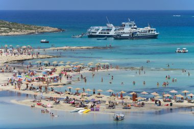 insanlar Girit'te balos sahilde rahatlatıcı