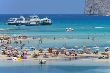 insanlar Girit'te balos sahilde rahatlatıcı