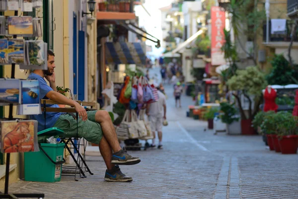 Hanya Girit sokakta insanlar rahatlamak — Stok fotoğraf