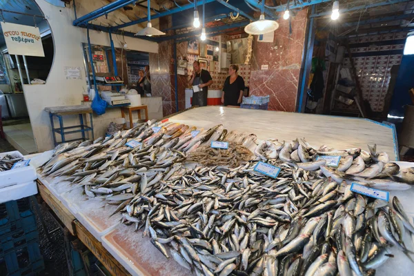 Pessoas desconhecidas vendem peixes freh em Chania, Creta — Fotografia de Stock