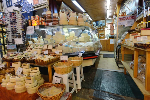 La gente vende comida local en Chania, Creta — Foto de Stock