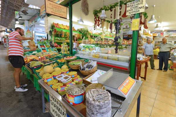 La gente vende comida local en Chania, Creta — Foto de Stock