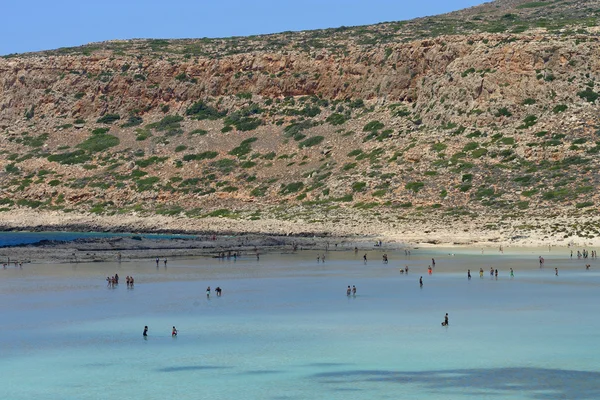 Insanlar Girit'te balos sahilde rahatlatıcı — Stok fotoğraf