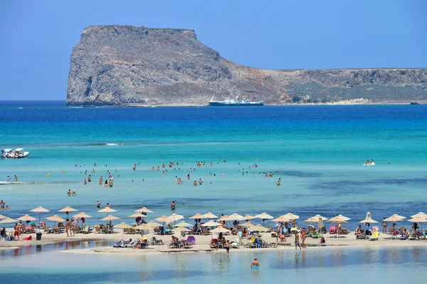 Emberek pihennek balos beach, crete, Görögország — Stock Fotó
