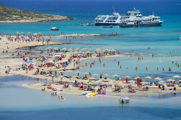 Emberek pihennek balos beach, crete — Stock Fotó