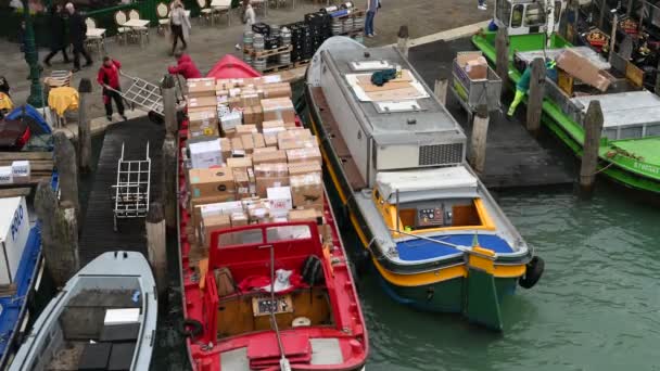 Veneția Italia Noiembrie 2021 Bărci Pline Cutii Colete Barca Poștală — Videoclip de stoc