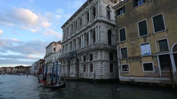 Veneza Itália Novembro 2021 Gôndola Com Turistas Nadam Longo Grande — Vídeo de Stock