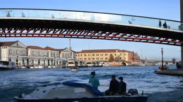 ヴェネツィア イタリア 2021年11月4日 タイムラプス イタリアのヴェネツィアでの朝のグランド運河でのボート交通 — ストック動画
