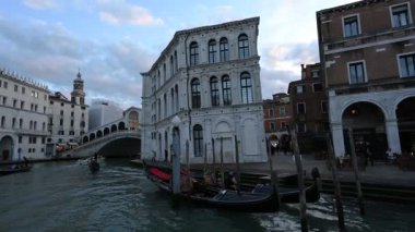 Venedik, İtalya - 04 Kasım 2021: Venedik, İtalya 'da bir akşam Büyük Kanal' da tekne trafiği.