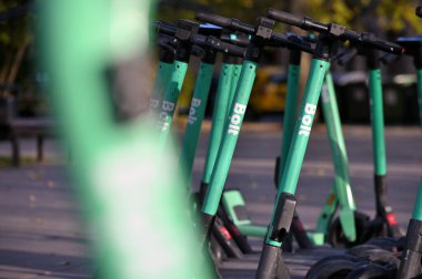 Vilnius, Litvanya - 14 Ekim - 14 Ekim 2021 'de Vilnius, Litvanya' da şehir merkezinde Bolt elektrikli scooterlar için park