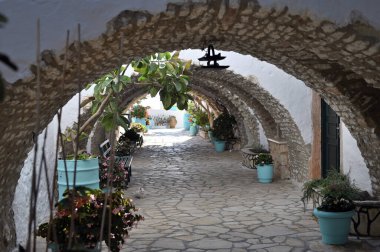 Korfu Adası, Paleokastritsa, 13 Haziran: Paleokastritsa Manastırı 13 Haziran 2021 Paleokastritsa, Korfu Adası, Yunanistan.