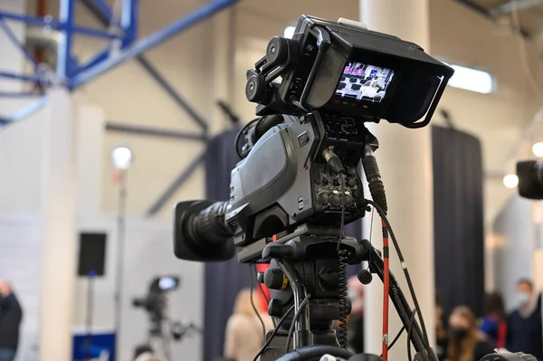 リトアニアのヴィリニュス 2021年10月16日 リトアニアのヴィリニュスにあるメディアセンターでのプロ仕様テレビカメラ — ストック写真