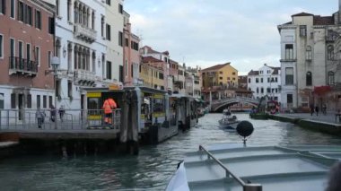 Venedik, İtalya - 04 Kasım 2021: Bir ACTV Vaporetto su otobüsü Venedik, İtalya 'daki Canale Grande' ye geldi.