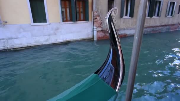 意大利威尼斯特写镜头下 贡多拉的鼻子在水面摆动 — 图库视频影像
