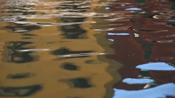 Agua Tranquila Que Refleja Las Casas Venecianas Tradicionales Canal Venecia — Vídeos de Stock