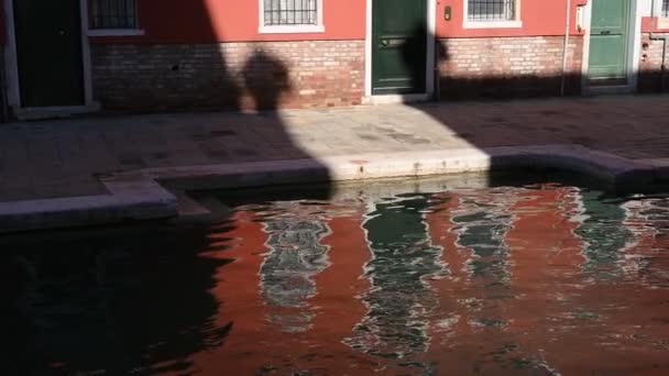 ヴェネツィア イタリアの運河に伝統的なヴェネツィアの家を反映した穏やかな水 水面の反射を歪める波 — ストック動画