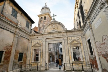 Venedik, İtalya - 02 Kasım 2021: Venedik, İtalya 'daki Scuola Grande di San Giovanni Evangelista. İtalya 'nın Venedik şehrinin San Polo semtinde yer alan bina.