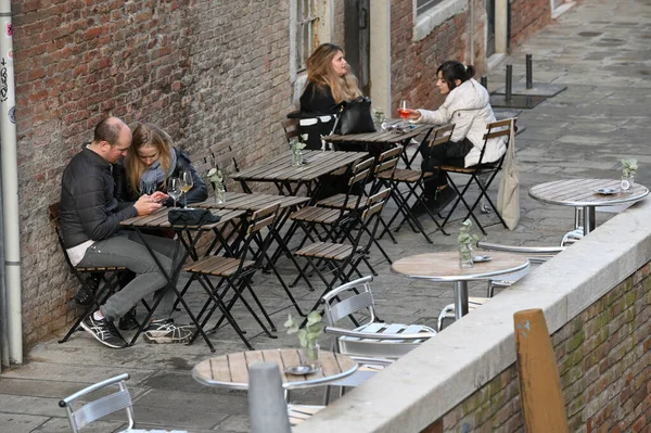 Венеция Италия Ноября 2021 Года Неизвестные Отдыхают Кафе Открытом Воздухе — стоковое фото
