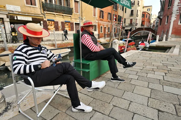 Венеция Италия Ноября 2021 Года Гондольеры Садятся Кресло Ждут Туристов — стоковое фото