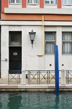 Venedik 'te geleneksel Venedik binası, Venedik kanalı yakınlarındaki kapı ve pencereler