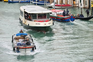Venedik, İtalya - 03 Kasım 2021: Venedik, İtalya 'da bir sabah Büyük Kanal' da tekne trafiği