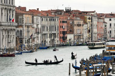 Venedik, İtalya - 03 Kasım 2021: Venedik, İtalya 'daki Büyük Kanal' a Eski Kasaba mimarisi ve manzarası