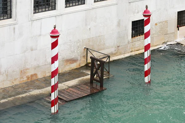 Sudaki tahta direkler, Venedik kanalı, İtalya