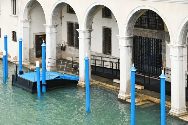 Trästolpar Vatten Venedigkanalen Italien — Stockfoto