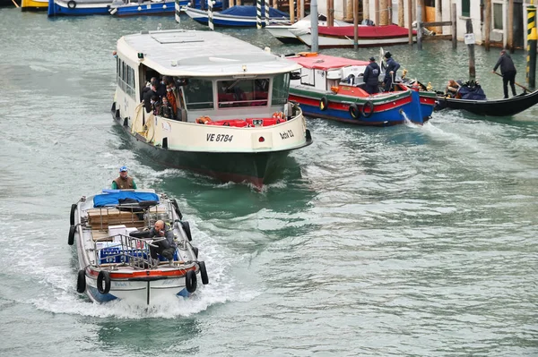 Venice Italy November 2021 Boat Traffic Grand Canal Morning Venice — Stock Photo, Image