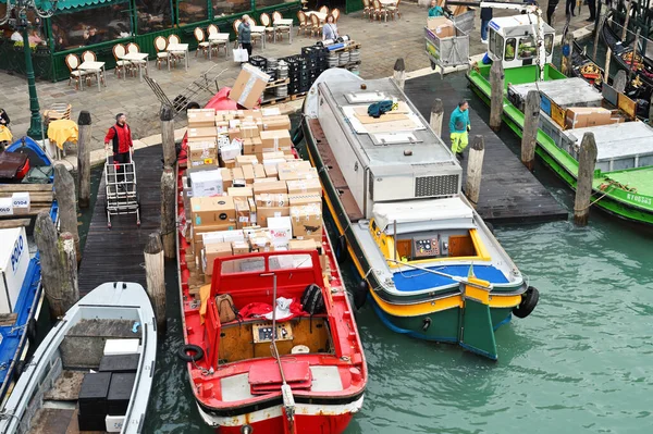 Venedig Italien November 2021 Boote Voller Kisten Pakete Das Postboot — Stockfoto