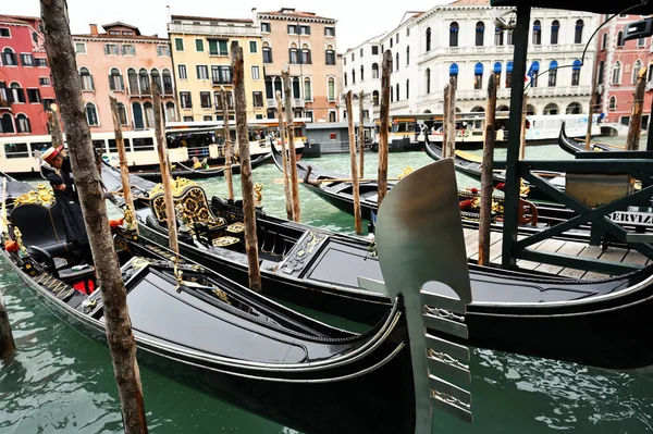 Veneza Itália Novembro 2021 Gôndolas Tradicionais Veneza Estacionadas Grande Canal — Fotografia de Stock