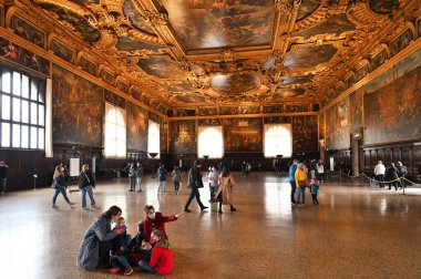 Venedik, İtalya - 4 Kasım 2021: Tanımlanamayan kişiler Doges Palace - Palazzo Ducale 'yi ziyaret etti. Doges Sarayı, İtalya 'nın Venedik kentindeki en önemli turistik merkezlerden biridir.