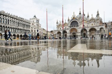 Venedik, İtalya - Kasım 04, 2021: Venedik, İtalya 'daki Piazza San Marco' da (İngilizce St. Marks Meydanı) kimliği belirsiz kişiler