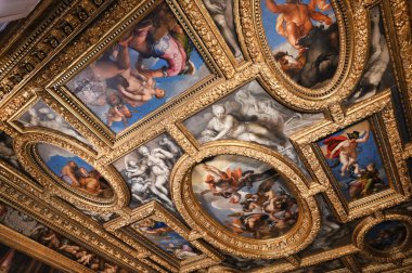 Venedik, İtalya - 4 Kasım 2021 Doges Palace 'ın İçi - Palazzo Ducale. Doges Sarayı, İtalya 'nın Venedik kentindeki en önemli turistik merkezlerden biridir.