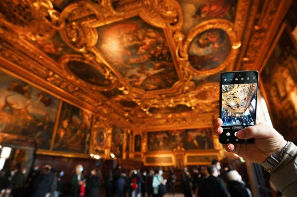 Venedig Italien November 2021 Interiör Doges Palace Palazzo Ducale Mobiltelefonskärmen — Stockfoto